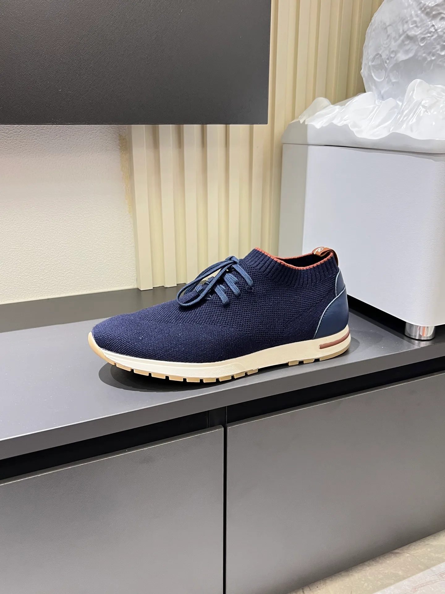 Men's Men's Shoes 💰p380 Loro Men's Shoes 💰piana/Noyo Piana 360 L Men's Shoes 💰p Flexy Walk Men's Sports Shoes These sports shoes are made of knitted wool uppers, and the heel is wrapped in smooth calf leather. Merino sheep are selected from Australia and New Zealand. The upper is machine-woven like a sweater, and then equipped with a white rubber outsole and a Kummel-colored sole. It is both beautiful and non-slip. The fabric is 100% cashmere and the insole is calf leather. It is super comfortable on the feet! Comes with full original packaging! Multiple colors available! Size: 38-44 (45 customized)